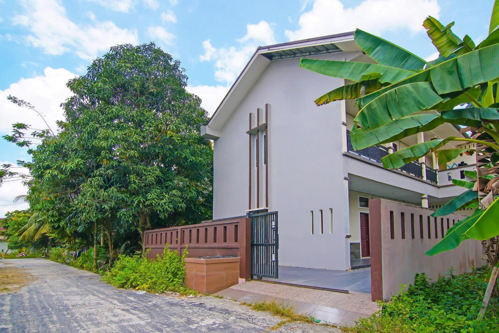 Spot On 92570 Putri Syariah Near Spbu Rimbo Panjang 2*
