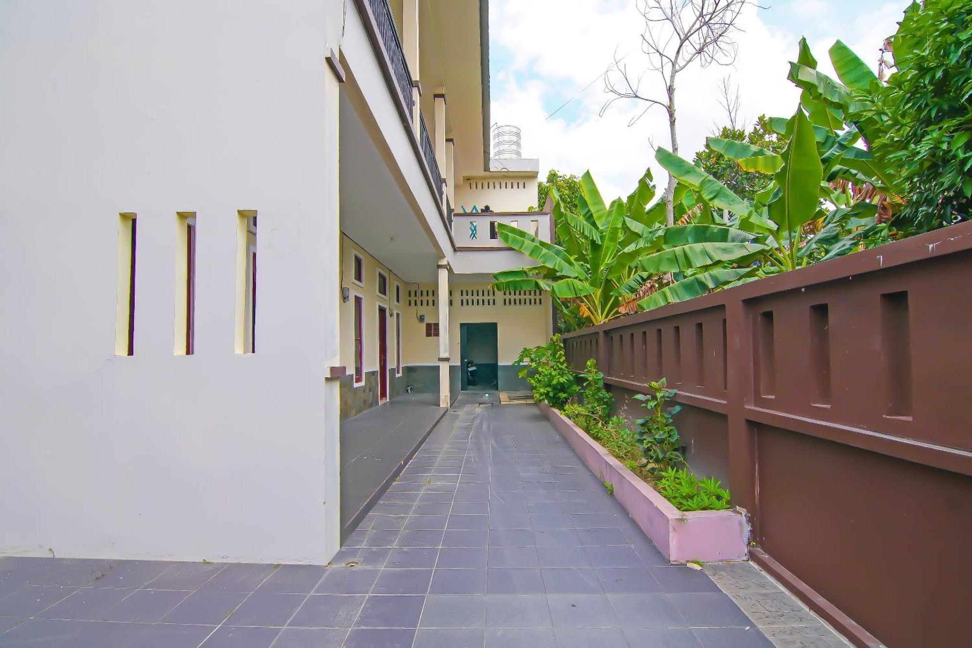 Spot On 92570 Putri Syariah Near Spbu Rimbo Panjang 2* Pekanbaru
