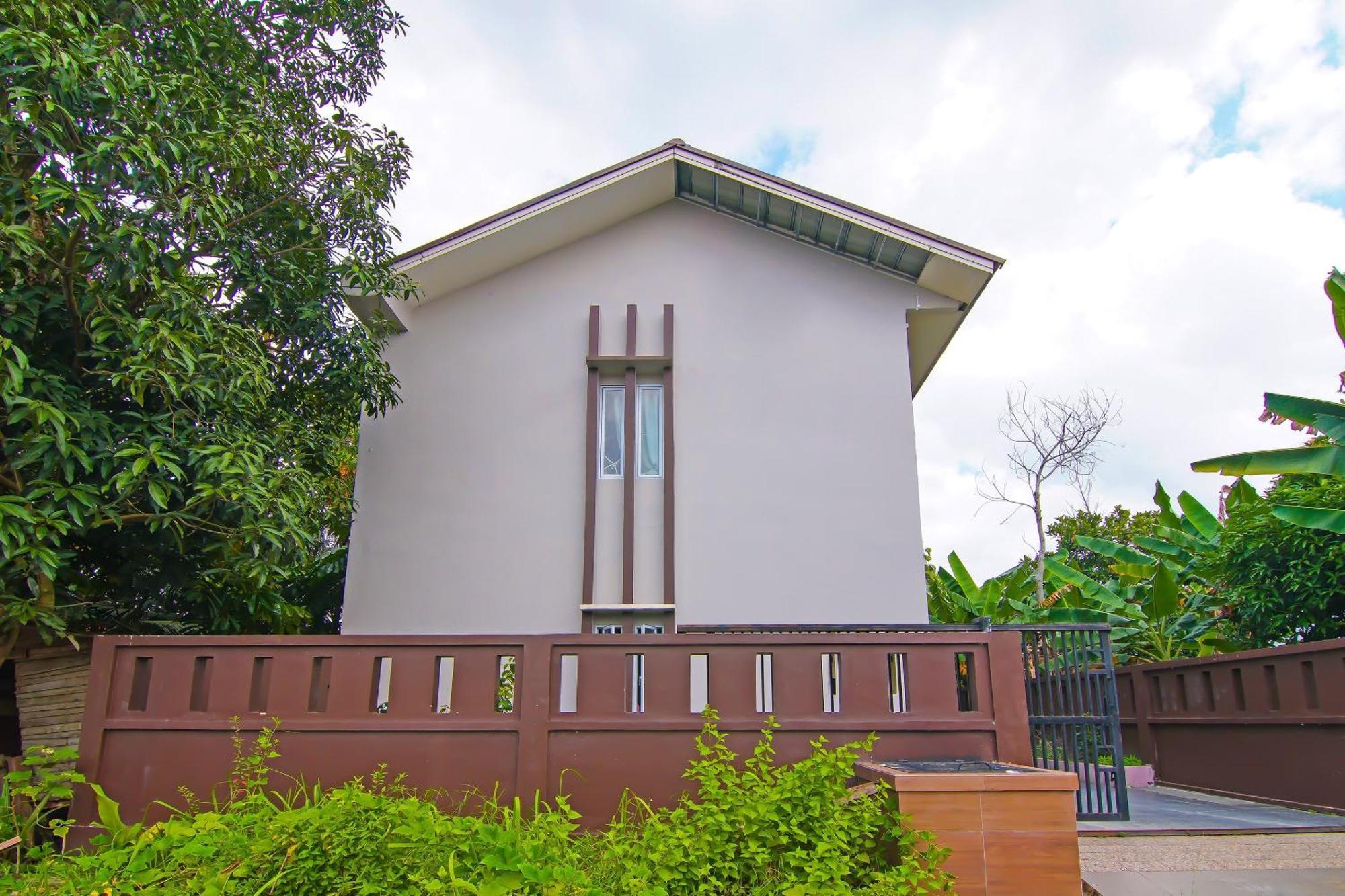 Spot On 92570 Putri Syariah Near Spbu Rimbo Panjang Hotel 2*