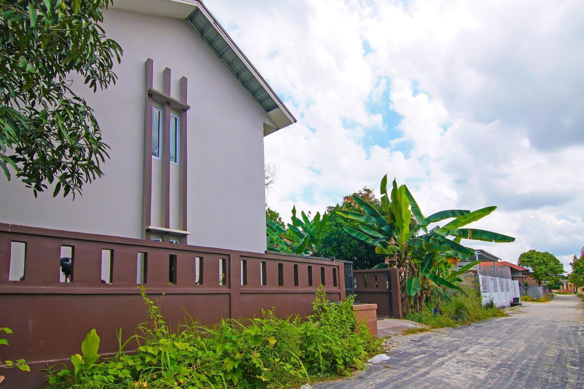 Spot On 92570 Putri Syariah Near Spbu Rimbo Panjang Hotel Pekanbaru